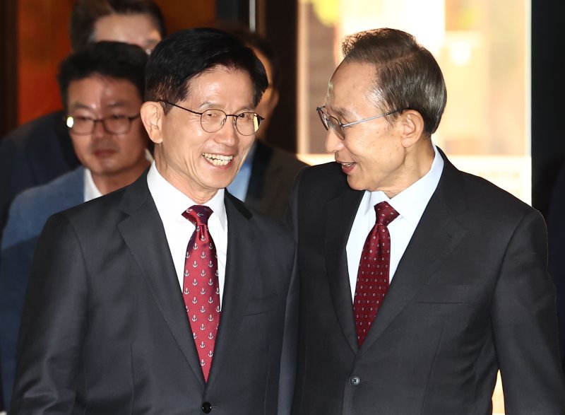 김문수 국민의힘 대통령 바카라사이트 카지노사이트와 이명박 전 대통령이 27일 서울 여의도의 한 호텔에서 회동하고 있다. 2025.5.27/뉴스1 ⓒ News1 김민지 기자