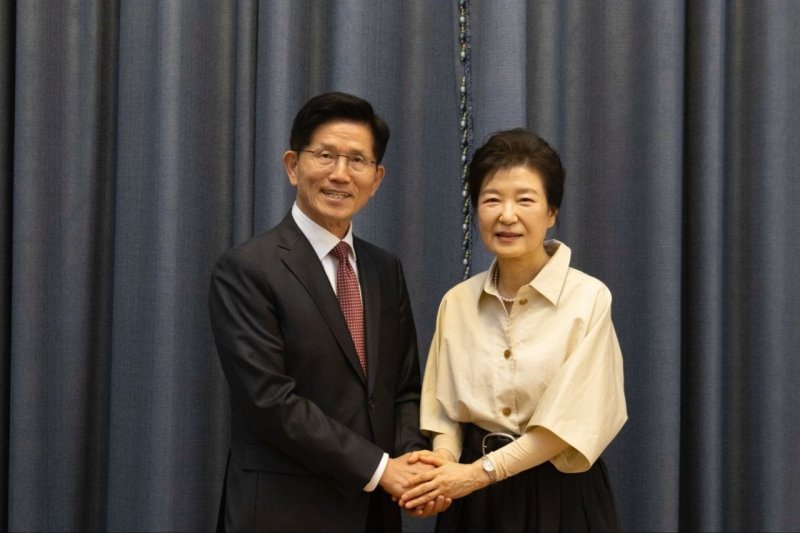 김문수 국민의힘 대통령 바카라사이트 카지노사이트가 24일 대구 달성군 박근혜 전 대통령 사저에서 박 전 대통령을 예방하고 있다. (국민의힘 제공. 재판매 및 DB금지) 2025.5.24/뉴스1 ⓒ News1 김민지 기자