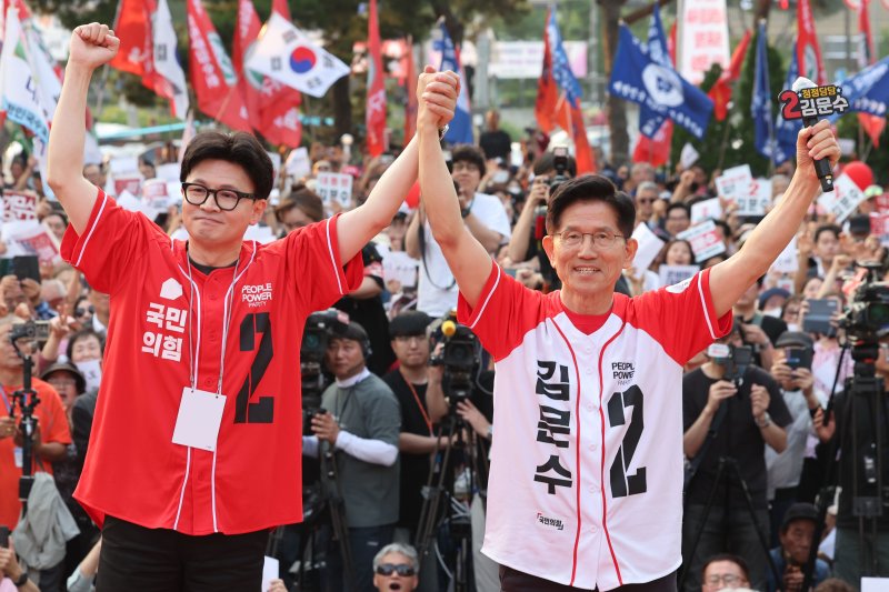 김문수 국민의힘 대통령 바카라사이트 카지노사이트가 26일 오후 서울 도봉구 방학동 사거리 유세에서 한동훈 전 대표와 함께 시민들에게 인사하고 있다. (공동취재) 2025.5.26/뉴스1 ⓒ News1 이광호 기자