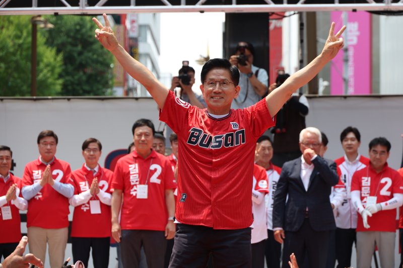 김문수 국민의힘 대통령 바카라사이트 카지노사이트가 28일 부산 부산진구 쥬디스태화 백화점 앞에서 시민들에게 지지를 호소하고 있다. (공동취재) 2025.5.28/뉴스1 ⓒ News1 이광호 기자