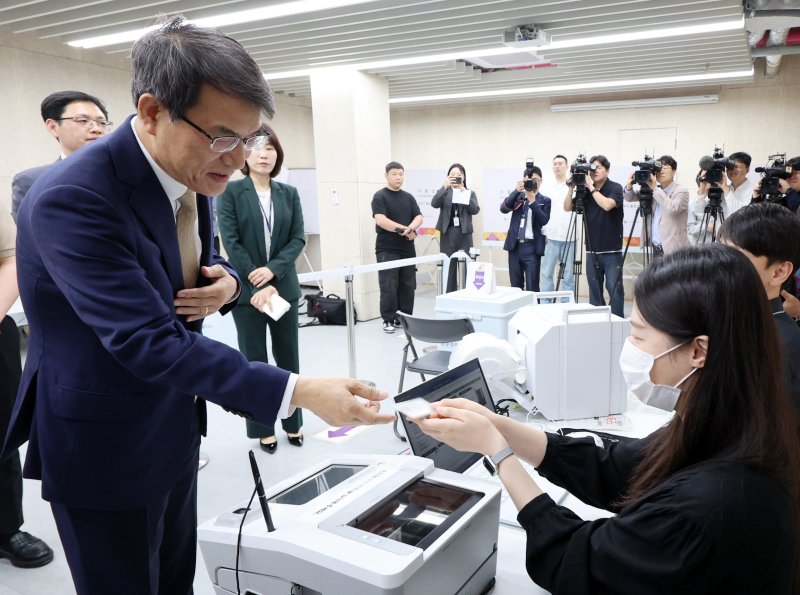제21대 대통령 선거 사전해외 바카라 사이트를 하루 앞둔 28일 노태악 중앙선거관리위원장이 서울 광진구 중곡3동 주민센터에 마련된 사전해외 바카라 사이트소에서 사전해외 바카라 사이트 모의체험을 하고 있다. (공동취재) 2025.5.28/뉴스1 ⓒ News1 이승배 기자