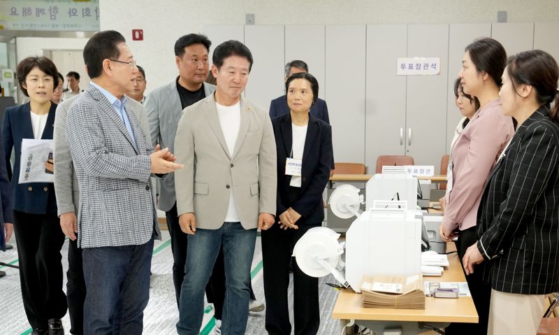 전남도는 김영록 지사(사진 앞줄 왼쪽)가 28일 오후 목포시 부주동 행정복지센터에 마련된 21대 대통령 스피드 바카라 사이트 사전스피드 바카라 사이트소를 방문해 준비 상황을 두루 살폈다고 밝혔다. 전남도 제공