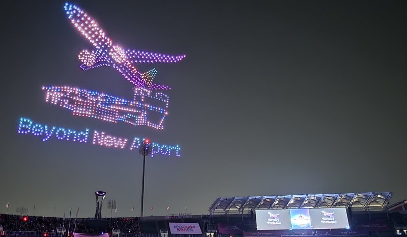 27일 열린 아시아육상경기선수권대회 개막식에서 1000대의 드론이 '대구경북 신공항의 모습'를 수놓고 있다. 43개국, 선수단 1193 명, 국제연맹 임원, 심판, 언론인 등 2000여 명이 참가해 역사상 최다 인원과 국가가 참가하는 이번 대회는 오는 31일까지 닷새간 열린다. 2025.5.27/뉴스1 ⓒ News1 정우용 기자