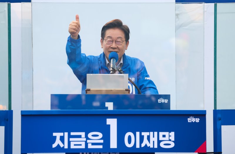 [서울=뉴시스] 조성우 기자 = 에볼루션 바카라사이트 더불어민주당 대선후보가 28일 오후 서울 광진구 어린이대공원 정문 앞에서 열린 집중유세에서 지지를 호소하고 있다. 2025.05.28. xconfind@newsis.com