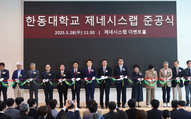 [포항=뉴시스] 송종욱 기자 = 경북 포항시와 한동대학교는 28일 대학 개교 30주년을 맞아 바카라 사이트 추천디시(인공지능) 중심 창업과 연구 혁신을 이끌 '제네시스랩' 개관식과 '포항 AI 이노베이션센터' 현판식을 열었다. 사진은 제네시스랩 개관식 모습. (사진=포항시 제공) 2025.05.28. photo@newsis.com