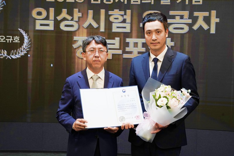 [서울=뉴시스] 한국릴리 안전한 바카라사이트팀 김영욱 이사(오른쪽) 보건복지부 장관 표창 수상 (사진=한국릴리 제공) 2025.05.28. photo@newsis.com *재판매 및 DB 금지