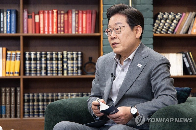 '1400만 개미와 한배 탔어요' 라이브 하는 이재명 후보 (출처=연합뉴스)