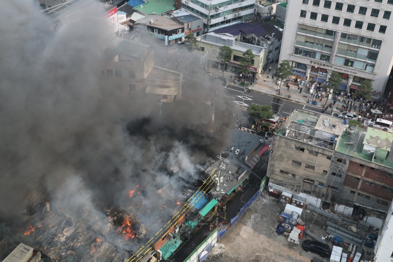 28일 오후 서울 을지로 세운상가 메이저 바카라에서 화재가 발생해 소방대원들이 화재를 진압하고 있다. 이로 인해 을지로 4가에서 을지로 3가 시청 방향 차로가 전면 통제된 상태다. 2025.5.28/메이저 바카라1 ⓒ News1 오대일 기자