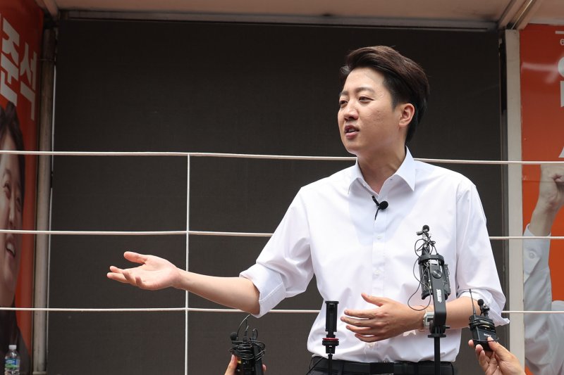 [서울=뉴시스] 권창회 기자 = 바카라 사이트 추천디시 개혁신당 대선 후보가 28일 서울 여의도 여의도공원에서 유세를 마치고 백브리핑을 하고 있다. 2025.05.28. kch0523@newsis.com