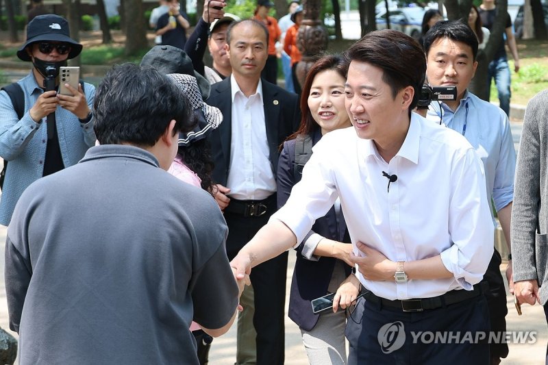 여의도 직장인에게 지지 호소하는 이준석 후보 (출처=연합뉴스)