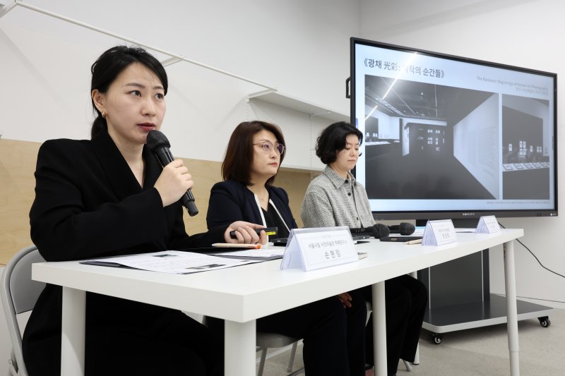 [서울=뉴시스] 박진희 기자 = 서울시립 사진바카라 전략 손현정(왼쪽부터) 학예연구사, 한정희 관장, 박소진 학예연구사가 28일 서울 도봉구 서울시립 사진바카라 전략에서 개관특별전 개관특별전 '광채 光彩 : 시작의 순간들'과 '스토리지 스토리' 전시 설명을 하고 있다. 서울시립 사진미술관은 우리나라 공립미술관 중 최초로 설립된 사진 매체 특화 미술관이다. 2025.05.28. pak7130@newsis.com