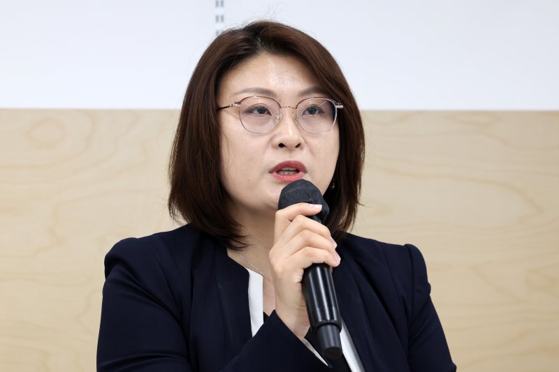[서울=뉴시스] 박진희 기자 = 한정희 서울시립 사진바카라 전략 관장이 28일 서울 도봉구 서울시립 사진바카라 전략에서 열린 개관특별전 '광채 光彩 : 시작의 순간들'과 '스토리지 스토리' 기자간담회에 참석하여 인사말을 하고 있다. 서울시립 사진미술관은 우리나라 공립미술관 중 최초로 설립된 사진 매체 특화 미술관이다. 2025.05.28. pak7130@newsis.com