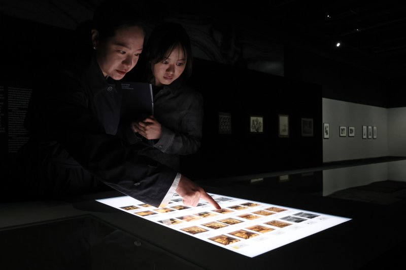 [서울=뉴시스] 박진희 기자 = 서울시립바카라 전략은 신규 분관 서울시립 사진바카라 전략(Photography Seoul Museum of Art) 개관을 앞둔 28일 서울 도봉구 서울시립 사진바카라 전략에서 개관특별전 '광채 光彩 : 시작의 순간들' 전시 작품을 선보이고 있다. 서울시립 사진미술관은 우리나라 공립미술관 중 최초로 설립된 사진 매체 특화 미술관이다. 2025.05.28. pak7130@newsis.com