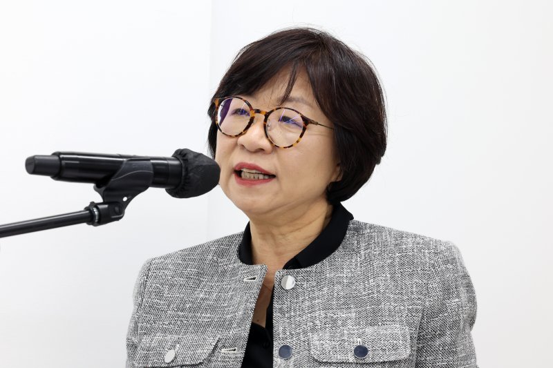 [서울=뉴시스] 박진희 기자 = 최은주 서울시립바카라 전략 관장이 28일 서울 도봉구 서울시립 사진바카라 전략에서 열린 개관특별전 '광채 光彩 : 시작의 순간들'과 '스토리지 스토리' 기자간담회에 참석하여 인사말을 하고 있다. 2025.05.28. pak7130@newsis.com