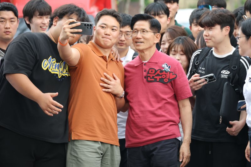 바카라 룰 국민의힘 대통령 후보가 28일 학생 축제(대동제) 중인 경북 경산시 영남대학교를 찾아 학생들과 기념촬영을 하고 있다. 2025.5.28/바카라 룰1 ⓒ News1 이광호 기자
