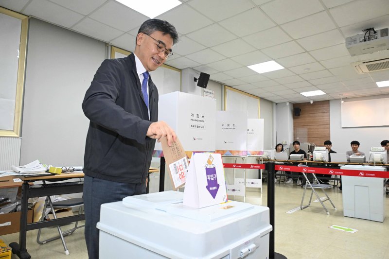 [창원=뉴시스]경남도선관위 이영훈 위원장이 28일 창원특레시 의창구 봉림동행정복지센터에 설치된 봉림동사전사설 바카라소를 방문해 사전사설 바카라 최종 모의시험 등 준비 상황을 최종 점검하고 있다.(사진=경남선관위 제공)2025.05.28. photo@newsis.com