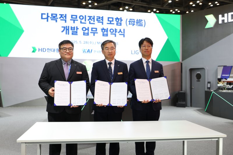 이승영 바카라사이트 소울카지노넥스원 미래전장연구본부 본부장(왼쪽부터)과 김지홍 한국항공우주산업(KAI) 미래융합기술원 원장, 이상봉 HD현대중공업 특수선사업부 설계부문장이 28일 부산 벡스코에서 '다목적 무인전력 모함' 개발을 위한 양해각서(MOU)를 체결한 뒤 기념사진을 촬영한 모습(LIG넥스원 제공). 2025.05.28.