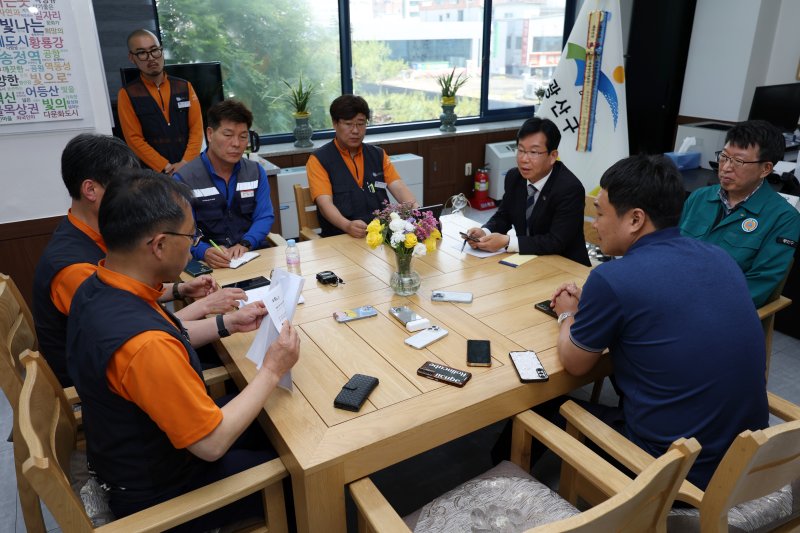 박병규 광주 광산해시 게임 바카라이 28일 오후 해시 게임 바카라실에서 금호타이어 해시 게임 바카라 관계자들과 면담하고 있다. ⓒ News1 이승현 기자