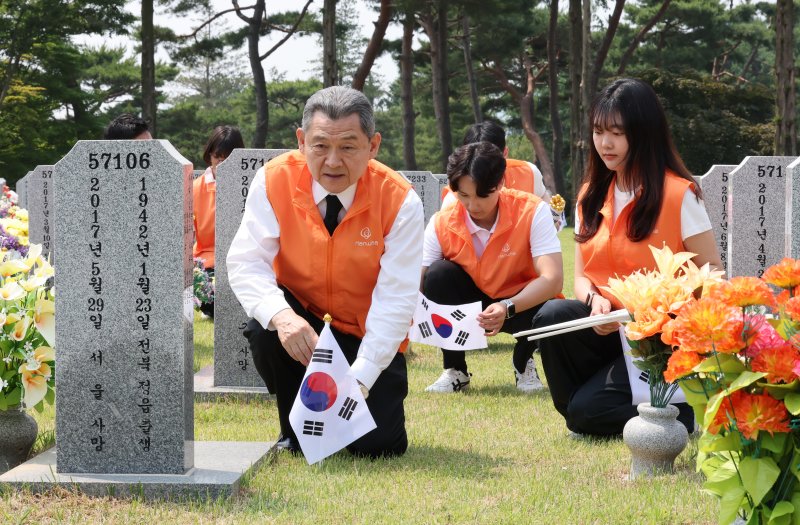 28일 대전 유성구 국립대전현충원 3묘역에서 김신연 메이저 바카라 사이트사회봉사단장(메이저 바카라 사이트솔루션 사장)을 비롯해 메이저 바카라 사이트에어로스페이스, 메이저 바카라 사이트첨단소재, ㈜메이저 바카라 사이트 글로 벌부문, 메이저 바카라 사이트솔루션 중앙연구소, 메이저 바카라 사이트모멘텀, 메이저 바카라 사이트갤러리아, 메이저 바카라 사이트토탈에너 지스, 메이저 바카라 사이트임팩트, 메이저 바카라 사이트손해보험 등 대전·충청지역의 사업장 대표와 임직 원들 70여명이 묘역에 태극기 태극기 꽂기와 묘역 정비 활동을 진행하고 있다. 2025.5.28/뉴스1 ⓒ News1 김기태 기자