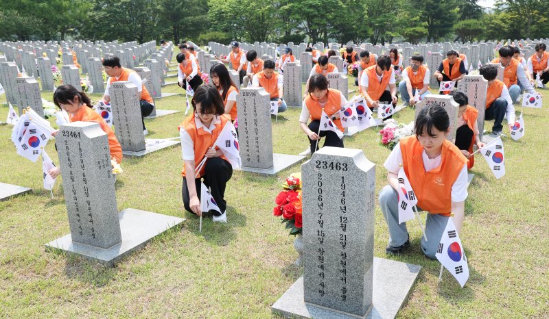 28일 대전 유성구 국립대전현충원 3묘역에서 김신연 메이저 바카라 사이트사회봉사단장(메이저 바카라 사이트솔루션 사장)을 비롯해 메이저 바카라 사이트에어로스페이스, 메이저 바카라 사이트첨단소재, ㈜메이저 바카라 사이트 글로 벌부문, 메이저 바카라 사이트솔루션 중앙연구소, 메이저 바카라 사이트모멘텀, 메이저 바카라 사이트갤러리아, 메이저 바카라 사이트토탈에너 지스, 메이저 바카라 사이트임팩트, 메이저 바카라 사이트손해보험 등 대전·충청지역의 사업장 대표와 임직 원들 70여명이 묘역에 태극기 태극기 꽂기와 묘역 정비 활동을 진행하고 있다. 2025.5.28/뉴스1 ⓒ News1 김기태 기자