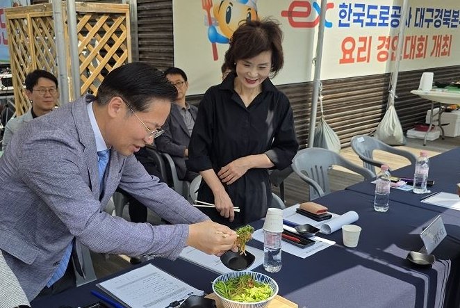 유호식 바카라사이트 홍보 승리바카라 대구경북본부장이 지난 27일 논공(대구방향)휴게소에서 열린 '대구경북제일맛! 숨은 맛 고수 찾기' 요리경연대회에서 참가자가 제출한 요리를 시식하고 있다. (도로공사 대구경북본부 제공. 재판매 및 DB금지) 2025.5.28/바카라사이트 홍보 승리바카라1