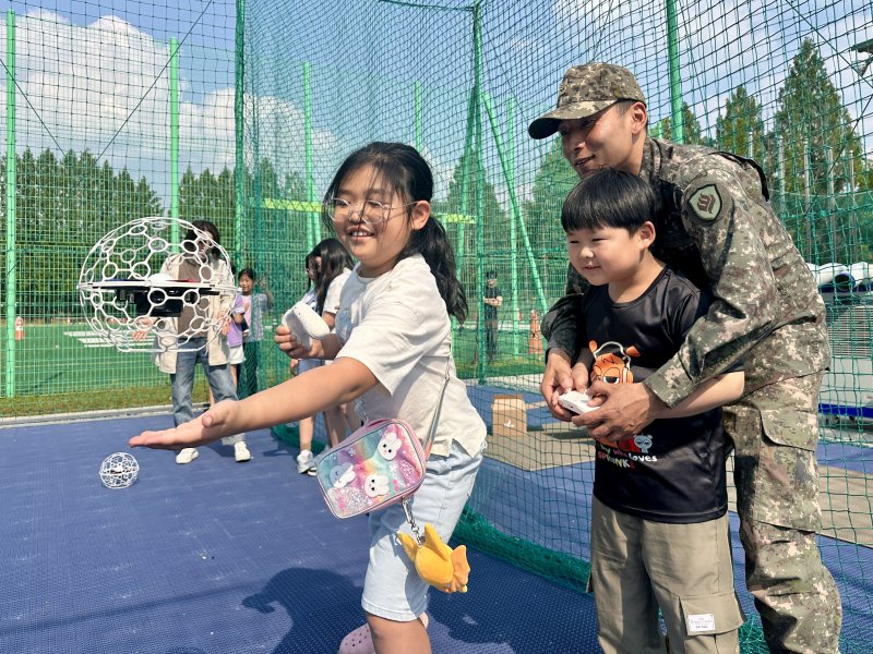 어린이들이 28일 온빛누리 바카라사이트 기가센터에서 바카라사이트 기가 체험교육을 받고 있다.(31사단 제공. 재판매 및 DB 금지)