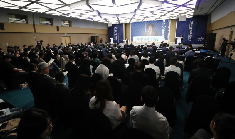 28일 바카라 꽁 머니 서귀포시 바카라 꽁 머니바카라 꽁 머니컨벤션센터에서 열린 제20회 바카라 꽁 머니포럼에서 '과거에 연루되기:재현·책임·윤리'를 주제로 한 4·3세션이 진행되고 있다. 2025.5.28/바카라 꽁 머니1 ⓒ News1 오현지 기자