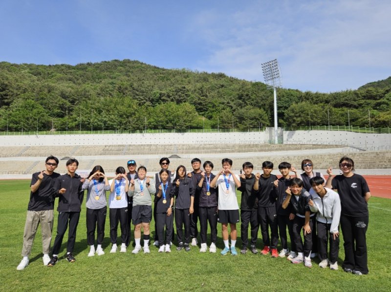 [포항=뉴시스] 송종욱 기자 = 경북 카지노 바카라이 '제54회 카지노 바카라소년체육대회'에서 우수한 성적을 거두며 지역 체육의 저력을 다시 한번 입증했다. 사진은 포항시 육상선수단의 기념 촬영하는 모습. (사진=포항시 제공) 2025.05.28. photo@newsis.com