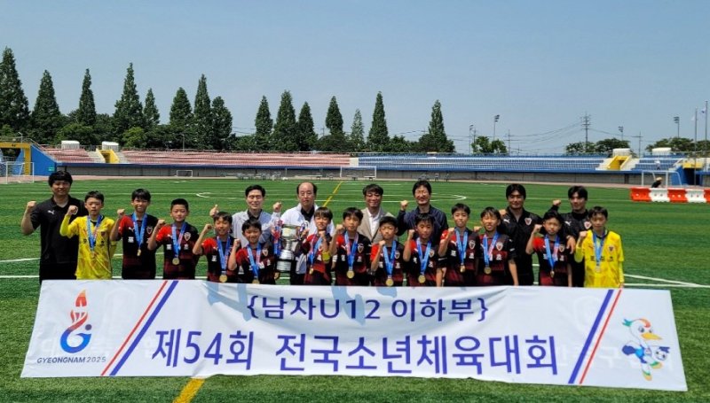 [포항=뉴시스] 송종욱 기자 = 경북 카지노 바카라이 '제54회 카지노 바카라소년체육대회'에서 우수한 성적을 거두며 지역 체육의 저력을 다시 한번 입증했다. 사진은 포항시 제철초 축구선수단의 기념 촬영하는 모습. (사진=포항시 제공) 2025.05.28. photo@newsis.com