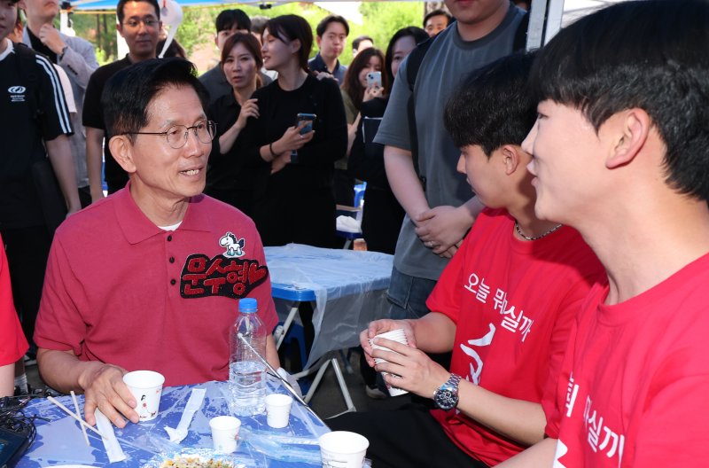 바카라 에볼루션 국민의힘 대선 바카라 에볼루션가 28일 경북 경산시 영남대학교를 찾아 대동제 부스에서 학생들과 즐거운 시간을 보내고 있다. 뉴시스