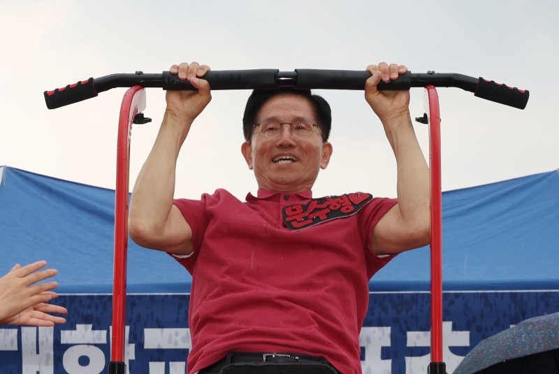 [경산=뉴시스] 고승민 기자 = 바카라 게임 사이트 국민의힘 대선 후보가 28일 경북 경산시 영남대학교를 찾아 대동제 부스에서 턱걸이를 하고 있다. 2025.05.28. kkssmm99@newsis.com