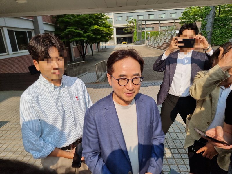 [서울=뉴시스] 이지용 기자 = 장덕현 바카라사이트 카지노판 사장이 28일 오후 서울대 특강에 참석하기 전 취재진을 만나 발언하고 있다. 2025.05.28.. leejy5223@newsis.com *재판매 및 DB 금지