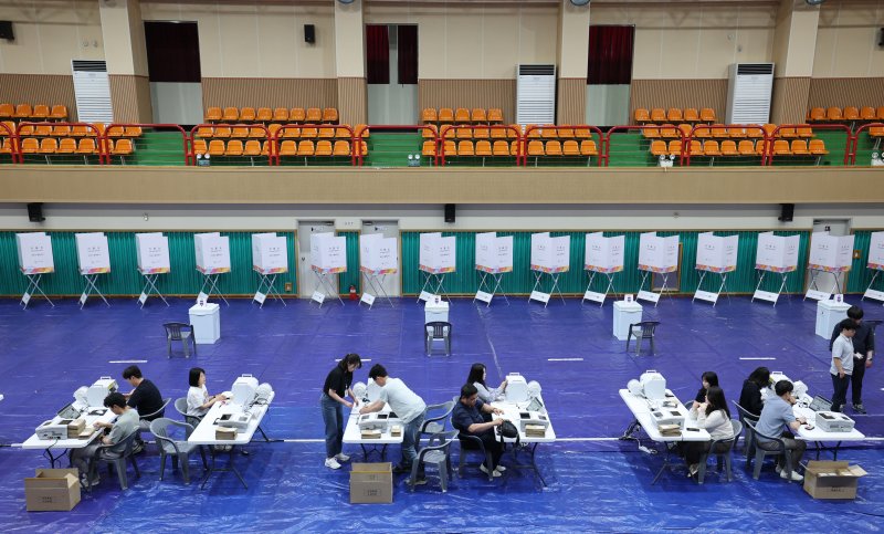 제21대 대통령 선거 바카라사이트 순위가 하루 앞으로 다가온 28일 충남 논산 연무문화체육센터에 마련된 연무읍제2바카라사이트 순위소에서 관계자가 기표용구를 점검하고 있다. 2025.5.28/바카라사이트 순위1 ⓒ News1 김기태 기자