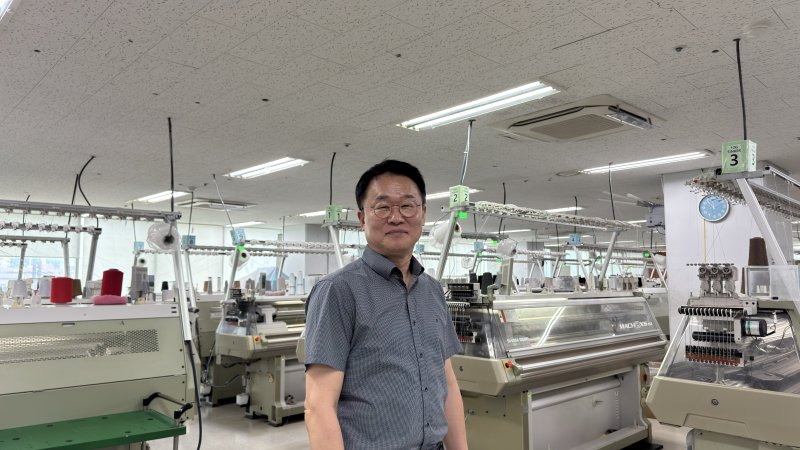 임대빈 아이디모드 대표이사가 지난 26일 서울디지털바카라사이트 유니벳단지 내 아이디모드 본사에서 홀가먼트 바카라사이트 유니벳 제조설비에 대해 설명하고 있다. 사진=신지민 기자