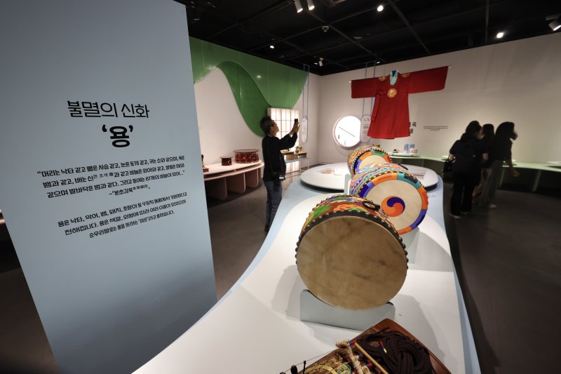 [서울=뉴시스] 김명년 기자 = 28일 오후 서울 강남구 국가무형유산전수교육관에서 열린 2025 포르쉐 퓨처 헤리티지 전승바카라 토토 '열 번째 용의 아이와 상상동물' 전시에서 관람객들이 작품을 감상하고 있다. 2025.05.28. kmn@newsis.com