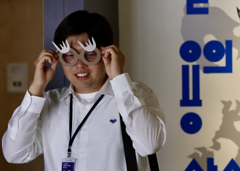 [서울=뉴시스] 김명년 기자 = 28일 오후 서울 강남구 국가무형유산전수교육관에서 열린 2025 포르쉐 퓨처 헤리티지 전승바카라 토토 '열 번째 용의 아이와 상상동물' 전시에서 관람객들이 작품을 감상하고 있다. 2025.05.28. kmn@newsis.com