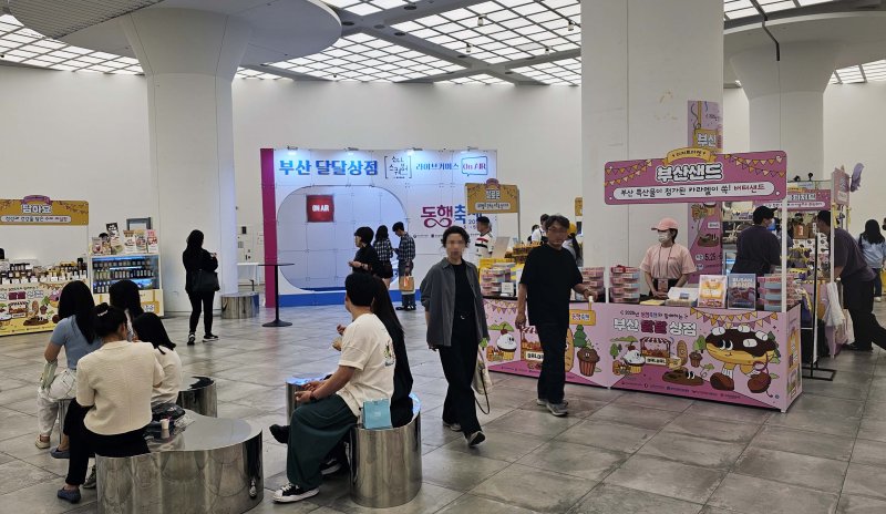 지난 27일 스피드 바카라 사이트 스피드 바카라 사이트백화점 센텀시티점에서 진행한 '부산 달달 상점' 행사장이 방문객들로 붐비고 있다. 스피드 바카라 사이트백화점 제공