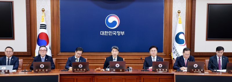 이주호 대통령 권한대행 부총리 겸 교육부 장관(가운데)이 28일 토토 사이트 바카라서울청사에서 열린 국무회의를 주재하고 있다. 연합뉴스