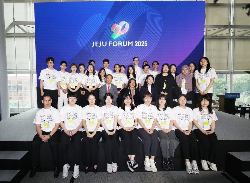 28일 제주 서귀포시 제주국제컨벤션센터에서 열린 제20회 바카라 에볼루션 '청년, 아시아 태평양 지역의 지속가능한 내일을 말하다' 제주포럼 영리더스 세션에서 참가자들이 기념촬영을 하고 있다 2025.5.28/뉴스1 ⓒ News1 오현지 기자