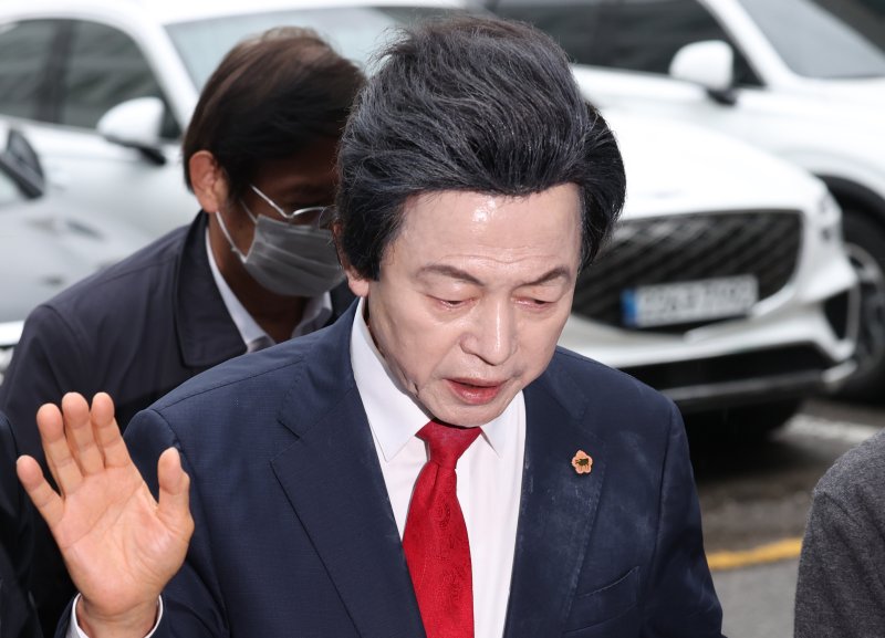 [의정부=뉴시스] 조수정 기자 = 신도 성추행·사기 등 혐의를 받는 바카라사이트 추천 국가혁명당 명예대표가 16일 오후 경기 의정부시 의정부 지방법원에서 열린 영장실질심사에 출석하고 있다. 2025.05.16. chocrystal@newsis.com