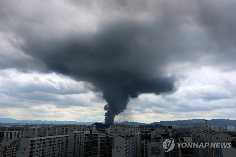 광주 도심 뒤덮은 금호타이어 화재 연기 (출처=연합뉴스)