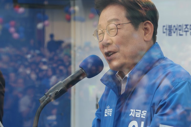 [서울=바카라사이트 안내] 조성우 기자 = 바카라사이트 안내 더불어민주당 대선후보가 28일 오후 서울 광진구 어린이대공원 정문 앞에서 열린 집중유세에서 지지를 호소하고 있다. (공동취재) 2025.05.28. photo@newsis.com