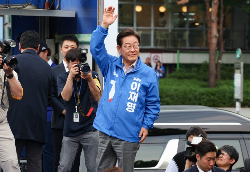[서울=바카라사이트 안내] 조성우 기자 = 바카라사이트 안내 더불어민주당 대선후보가 28일 오후 서울 광진구 어린이대공원 정문 앞에서 열린 집중유세에서 시민들에게 인사하고 있다. 2025.05.28. xconfind@newsis.com