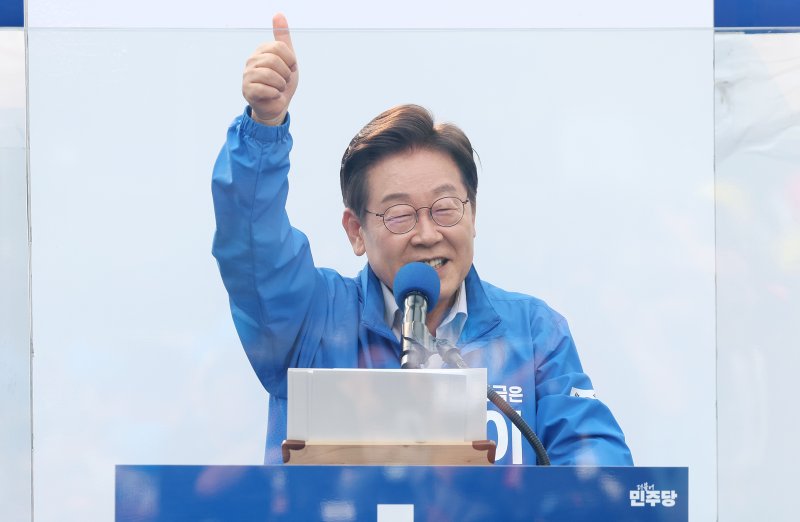 [서울=바카라사이트 안내] 조성우 기자 = 바카라사이트 안내 더불어민주당 대선후보가 28일 오후 서울 광진구 어린이대공원 정문 앞에서 열린 집중유세에서 시민들에게 인사하고 있다. 2025.05.28. xconfind@newsis.com