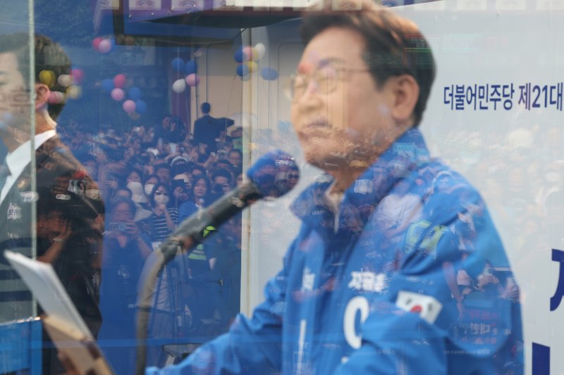 [서울=바카라사이트 안내] 조성우 기자 = 28일 오후 서울 광진구 어린이대공원 정문 앞에서 열린 더불어민주당 바카라사이트 안내 대선 후보 광진구·중랑구 집중 유세에서 유권자들이 이 후보의 유세를 지켜보고 있다. (공동취재) 2025.05.28. photo@newsis.com