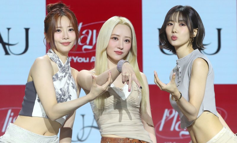 [서울=뉴시스] 김혜진 기자 = 그룹 드림캐쳐 유닛 카지노사이트 바카라사이트(왼쪽부터 지유, 수아, 유현)가 28일 오후 서울 강남구 일지아트홀에서 열린 첫 번째 미니앨범 'Playlist #You Are You(플레이리스트 #유 아 유)' 쇼케이스에서 포즈를 취하고 있다. 2025.05.28. jini@newsis.com