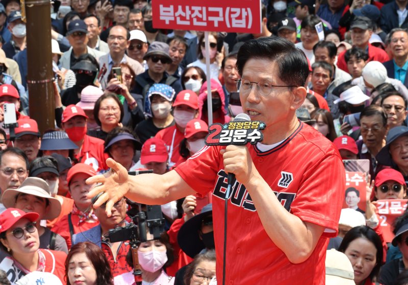 "독재국가 출현 막자" 김문수 국민의힘 에볼루션 바카라 무료 후보가 28일 텃밭인 부산 서면 쥬디스태화백화점 앞에서 열린 집중유세에서 독재국가의 출현을 막기 위해 자신에게 표를 달라며 지지를 호소하고 있다. 연합뉴스
