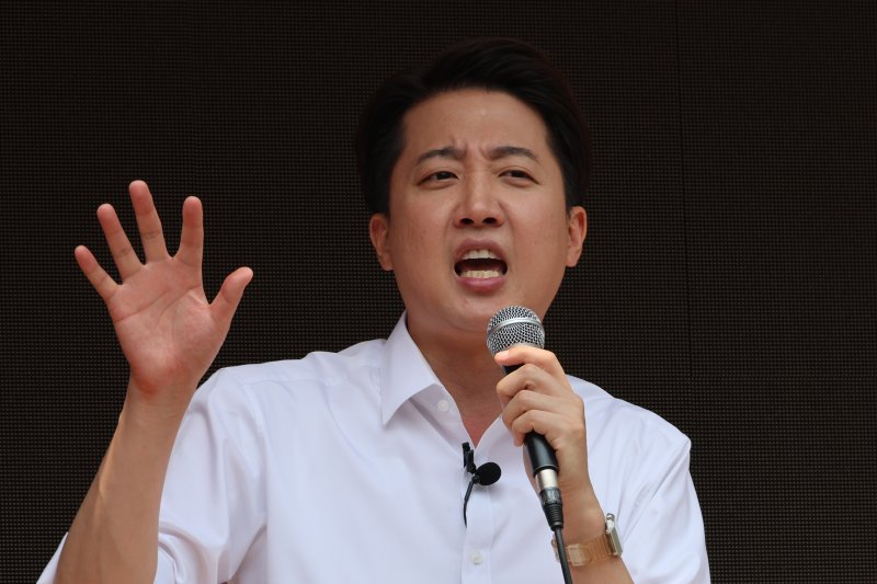 이준석 개혁신당 바카라사이트 소닉 후보가 사전투표를 하루 앞둔 28일 서울 여의도공원에서 점심시간 산책을 나온 직장인들을 향해 한 표를 호소하고 있다. 연합바카라사이트 소닉