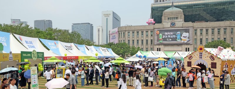 파이낸셜뉴스가 28일 에볼루션 바카라 사이트 중구 에볼루션 바카라 사이트광장과 더플라자호텔 에볼루션 바카라 사이트에서 개최한 '2025 서울에볼루션 바카라 사이트유통대전(K푸드쇼)' 행사장을 찾은 관람객들이 참가기업 부스마다 긴 대기 행렬을 이루고 있다. 29일까지 열리는 2025 서울에볼루션 바카라 사이트유통대전은 '세계를 사로잡은 K스낵'을 주제로 국내를 대표하는 에볼루션 바카라 사이트·유통기업 27개사가 참여해 이틀간 K푸드의 열기를 이어간다. 사진=박범준 기자