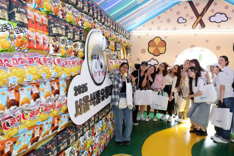 바카라사이트 캡틴가 28일 바카라사이트 캡틴 중구 바카라사이트 캡틴광장에서 개최한 '2025 서울식품유통대전(K푸드쇼)'의 포토존인 대형 과자집을 찾은 경복대 어학당 외국인 학생들이 K스낵 전시물을 보며 기념촬영을 하고 있다. 사진=서동일 기자